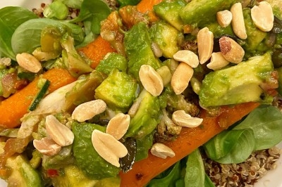 Assiette de magret de canard tranché sur purée de patates douces, garnie de persil et accompagnée d'une sauce.