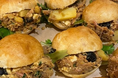 Assiette de magret de canard tranché sur purée de patates douces, garnie de persil et accompagnée d'une sauce.