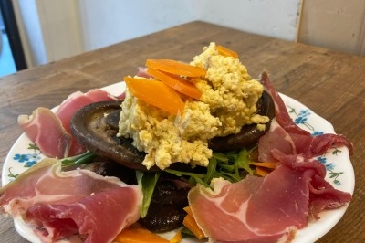 Assiette de magret de canard tranché sur purée de patates douces, garnie de persil et accompagnée d'une sauce.