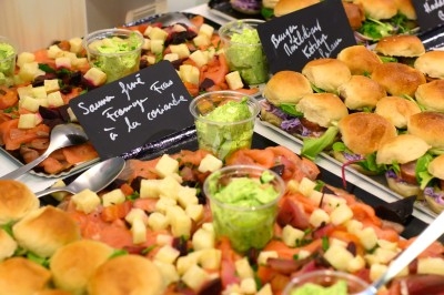 Miniature Traiteur Paris 11 (Paris) - Montagu #10 Assiette de magret de canard tranché sur purée de patates douces, garni de persil et accompagné d'une sauce.