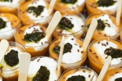 Miniature Traiteur Paris 11 (Paris) - Montagu #12 Assiette de magret de canard tranché sur purée de patates douces, garni de persil et accompagné d'une sauce.