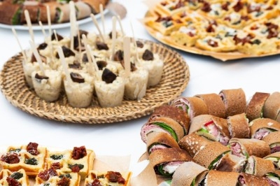 Miniature Traiteur Paris 11 (Paris) - Montagu #15 Assiette de magret de canard tranché sur purée de patates douces, garni de persil et accompagné d'une sauce.