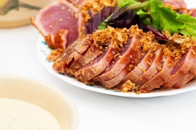 Miniature Traiteur Paris 11 (Paris) - Montagu #16 Assiette de magret de canard tranché sur purée de patates douces, garni de persil et accompagné d'une sauce.