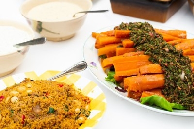 Miniature Traiteur Paris 11 (Paris) - Montagu #17 Assiette de magret de canard tranché sur purée de patates douces, garni de persil et accompagné d'une sauce.