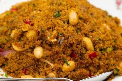 Miniature Traiteur Paris 11 (Paris) - Montagu #18 Assiette de magret de canard tranché sur purée de patates douces, garni de persil et accompagné d'une sauce.