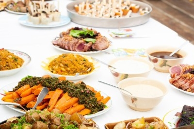 Miniature Traiteur Paris 11 (Paris) - Montagu #19 Assiette de magret de canard tranché sur purée de patates douces, garni de persil et accompagné d'une sauce.