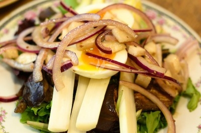 Miniature Traiteur Paris 11 (Paris) - Montagu #21 Assiette de magret de canard tranché sur purée de patates douces, garni de persil et accompagné d'une sauce.