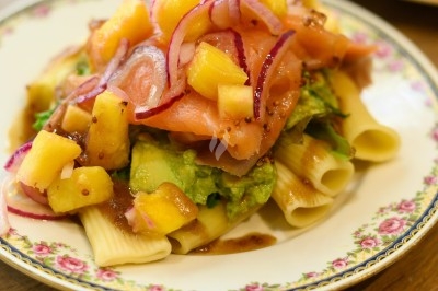 Miniature Traiteur Paris 11 (Paris) - Montagu #23 Assiette de magret de canard tranché sur purée de patates douces, garni de persil et accompagné d'une sauce.