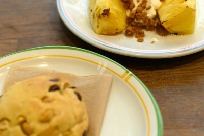 Miniature Traiteur Paris 11 (Paris) - Montagu #26 Assiette de magret de canard tranché sur purée de patates douces, garni de persil et accompagné d'une sauce.