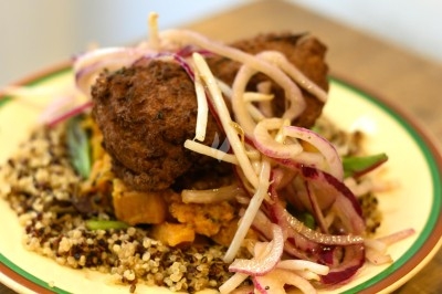 Miniature Traiteur Paris 11 (Paris) - Montagu #27 Assiette de magret de canard tranché sur purée de patates douces, garni de persil et accompagné d'une sauce.