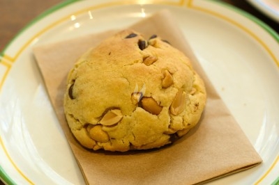 Miniature Traiteur Paris 11 (Paris) - Montagu #28 Assiette de magret de canard tranché sur purée de patates douces, garni de persil et accompagné d'une sauce.