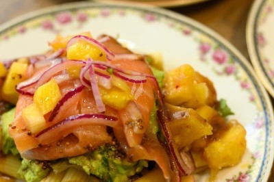 Miniature Traiteur Paris 11 (Paris) - Montagu #30 Assiette de magret de canard tranché sur purée de patates douces, garni de persil et accompagné d'une sauce.