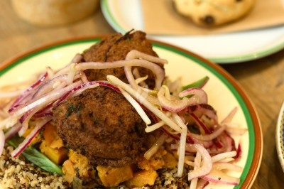 Miniature Traiteur Paris 11 (Paris) - Montagu #33 Assiette de magret de canard tranché sur purée de patates douces, garni de persil et accompagné d'une sauce.