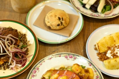 Miniature Traiteur Paris 11 (Paris) - Montagu #34 Assiette de magret de canard tranché sur purée de patates douces, garni de persil et accompagné d'une sauce.