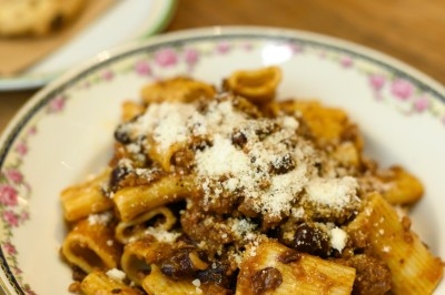 Miniature Traiteur Paris 11 (Paris) - Montagu #36 Assiette de magret de canard tranché sur purée de patates douces, garni de persil et accompagné d'une sauce.