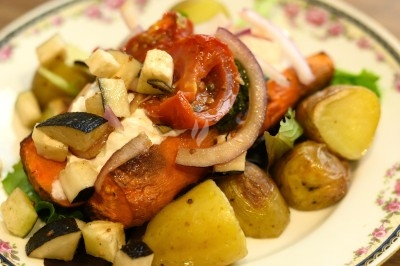 Miniature Traiteur Paris 11 (Paris) - Montagu #37 Assiette de magret de canard tranché sur purée de patates douces, garni de persil et accompagné d'une sauce.