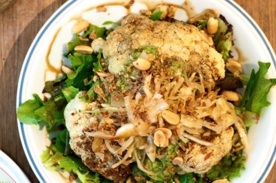 Miniature Traiteur Paris 11 (Paris) - Montagu #39 Assiette de magret de canard tranché sur purée de patates douces, garni de persil et accompagné d'une sauce.