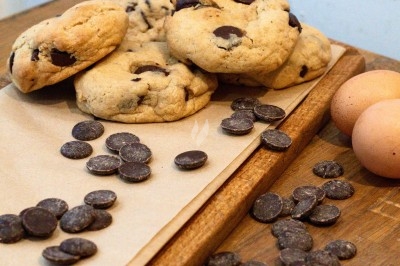 Miniature Traiteur Paris 11 (Paris) - Montagu #41 Assiette de magret de canard tranché sur purée de patates douces, garni de persil et accompagné d'une sauce.