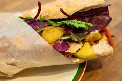 Miniature Traiteur Paris 11 (Paris) - Montagu #48 Assiette de magret de canard tranché sur purée de patates douces, garni de persil et accompagné d'une sauce.