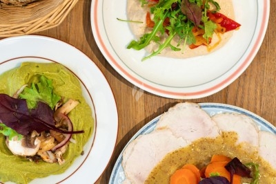 Miniature Traiteur Paris 11 (Paris) - Montagu #50 Assiette de magret de canard tranché sur purée de patates douces, garni de persil et accompagné d'une sauce.