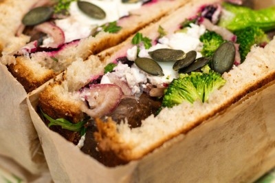 Miniature Traiteur Paris 11 (Paris) - Montagu #52 Assiette de magret de canard tranché sur purée de patates douces, garni de persil et accompagné d'une sauce.