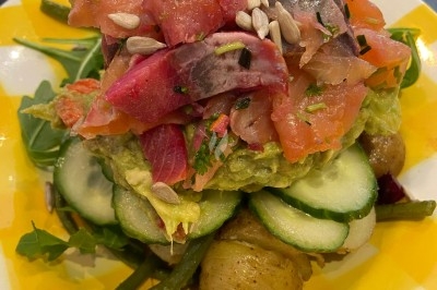 Miniature Traiteur Paris 11 (Paris) - Montagu #56 Assiette de magret de canard tranché sur purée de patates douces, garni de persil et accompagné d'une sauce.