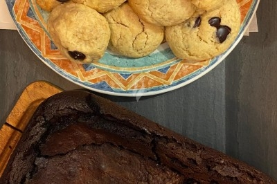 Miniature Traiteur Paris 11 (Paris) - Montagu #58 Assiette de magret de canard tranché sur purée de patates douces, garni de persil et accompagné d'une sauce.