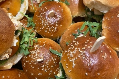 Miniature Traiteur Paris 11 (Paris) - Montagu #63 Assiette de magret de canard tranché sur purée de patates douces, garni de persil et accompagné d'une sauce.