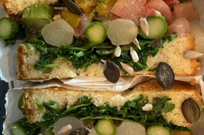 Miniature Traiteur Paris 11 (Paris) - Montagu #64 Assiette de magret de canard tranché sur purée de patates douces, garni de persil et accompagné d'une sauce.