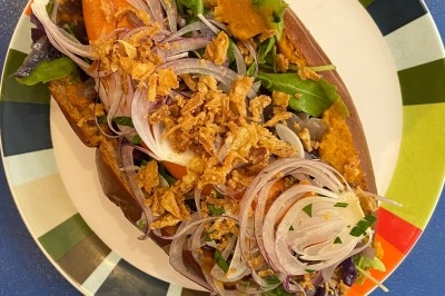 Miniature Traiteur Paris 11 (Paris) - Montagu #65 Assiette de magret de canard tranché sur purée de patates douces, garni de persil et accompagné d'une sauce.