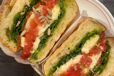 Miniature Traiteur Paris 11 (Paris) - Montagu #66 Assiette de magret de canard tranché sur purée de patates douces, garni de persil et accompagné d'une sauce.