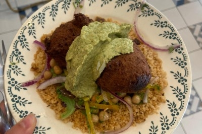 Miniature Traiteur Paris 11 (Paris) - Montagu #67 Assiette de magret de canard tranché sur purée de patates douces, garni de persil et accompagné d'une sauce.