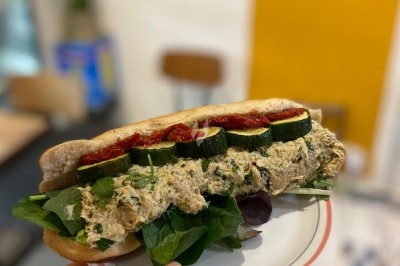 Miniature Traiteur Paris 11 (Paris) - Montagu #68 Assiette de magret de canard tranché sur purée de patates douces, garni de persil et accompagné d'une sauce.