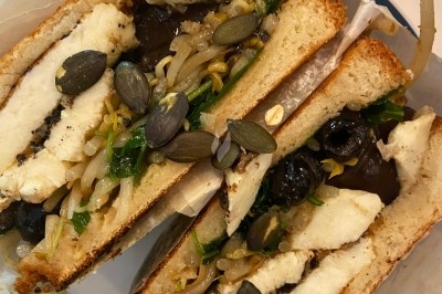 Miniature Traiteur Paris 11 (Paris) - Montagu #71 Assiette de magret de canard tranché sur purée de patates douces, garni de persil et accompagné d'une sauce.