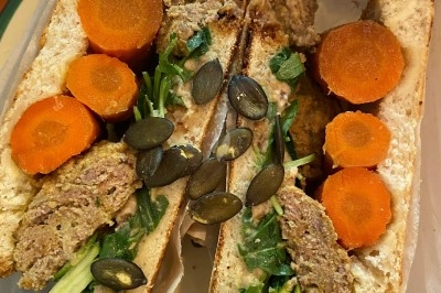 Miniature Traiteur Paris 11 (Paris) - Montagu #72 Assiette de magret de canard tranché sur purée de patates douces, garni de persil et accompagné d'une sauce.