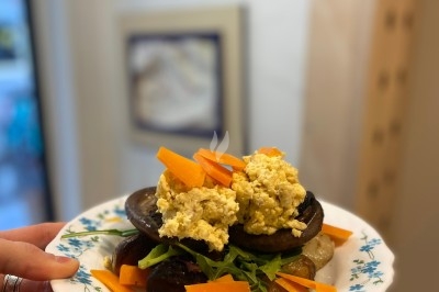 Miniature Traiteur Paris 11 (Paris) - Montagu #75 Assiette de magret de canard tranché sur purée de patates douces, garni de persil et accompagné d'une sauce.