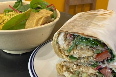 Miniature Traiteur Paris 11 (Paris) - Montagu #77 Assiette de magret de canard tranché sur purée de patates douces, garni de persil et accompagné d'une sauce.