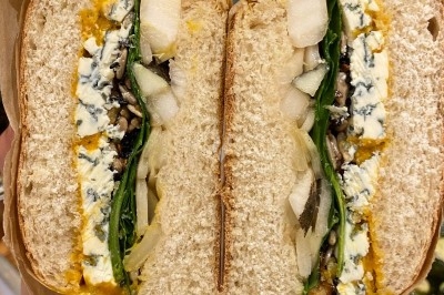 Miniature Traiteur Paris 11 (Paris) - Montagu #81 Assiette de magret de canard tranché sur purée de patates douces, garni de persil et accompagné d'une sauce.