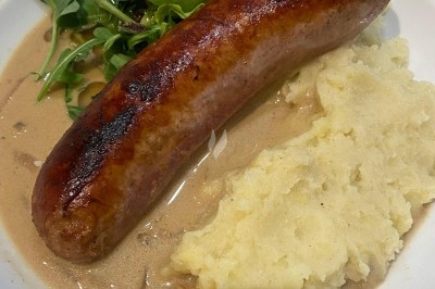 Miniature Traiteur Paris 11 (Paris) - Montagu #82 Assiette de magret de canard tranché sur purée de patates douces, garni de persil et accompagné d'une sauce.