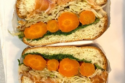 Miniature Traiteur Paris 11 (Paris) - Montagu #83 Assiette de magret de canard tranché sur purée de patates douces, garni de persil et accompagné d'une sauce.