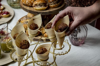 Assortiment de bouchées apéritives avec blinis au saumon et mini-sandwichs garnis d'œufs de poisson et de crème.