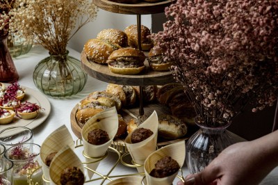 Assortiment de bouchées apéritives avec blinis au saumon et mini-sandwichs garnis d'œufs de poisson et de crème.