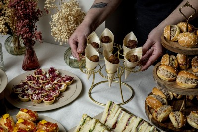 Assortiment de bouchées apéritives avec blinis au saumon et mini-sandwichs garnis d'œufs de poisson et de crème.