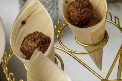 Assortiment de bouchées apéritives avec blinis au saumon et mini-sandwichs garnis d'œufs de poisson et de crème.