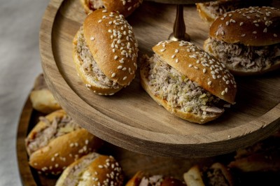 Assortiment de bouchées apéritives avec blinis au saumon et mini-sandwichs garnis d'œufs de poisson et de crème.