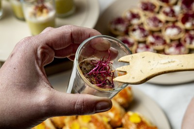 Assortiment de bouchées apéritives avec blinis au saumon et mini-sandwichs garnis d'œufs de poisson et de crème.