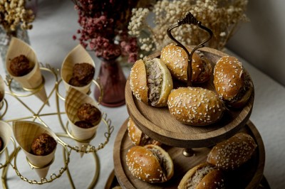 Assortiment de bouchées apéritives avec blinis au saumon et mini-sandwichs garnis d'œufs de poisson et de crème.