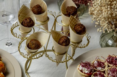 Assortiment de bouchées apéritives avec blinis au saumon et mini-sandwichs garnis d'œufs de poisson et de crème.