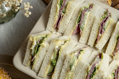 Assortiment de bouchées apéritives avec blinis au saumon et mini-sandwichs garnis d'œufs de poisson et de crème.