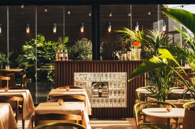 Miniature Location salle Paris 18 (Paris) - Terrass' Hotel #7 Chambre lumineuse avec un lit double, des murs sombres, une verrière, un fauteuil bleu et des rideaux blancs et bleus.